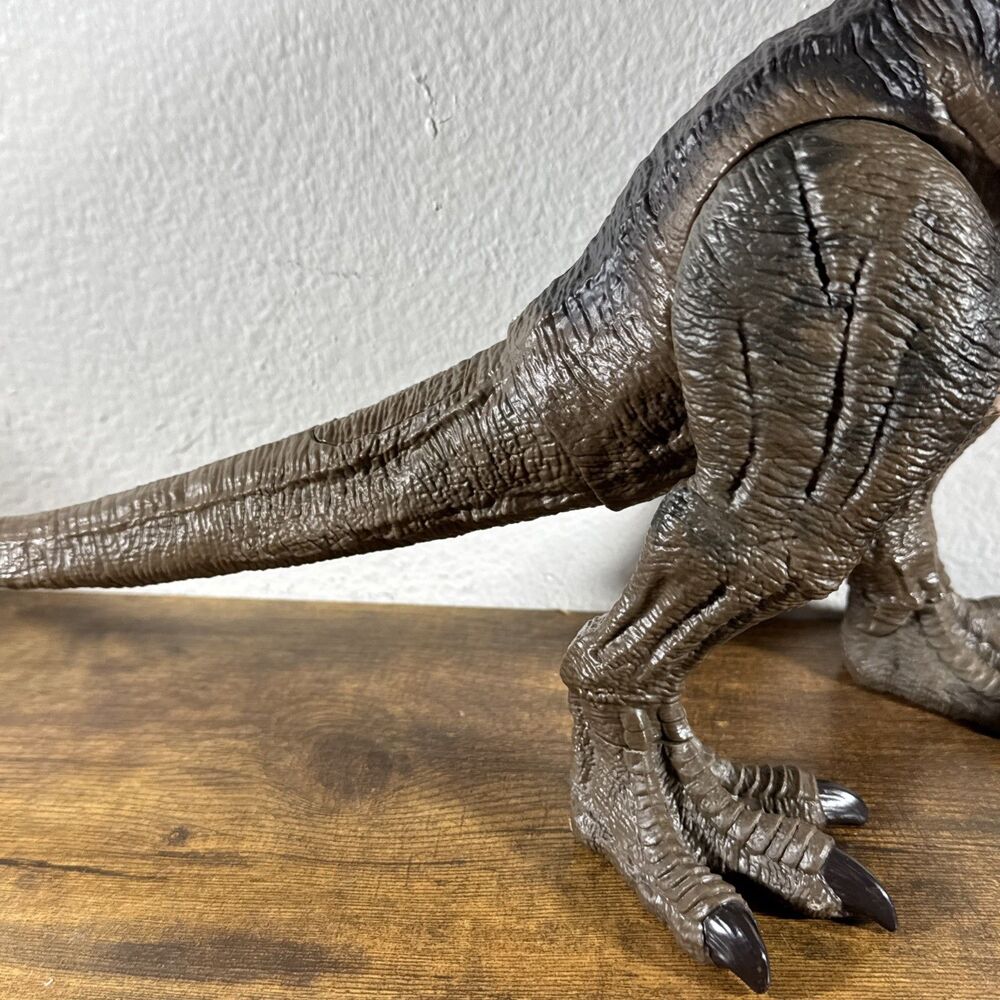 Jurassic World Tyrannosaurus Dominion Thrash n Devour Rex with Sound DNA TAB - Picture 5 of 12